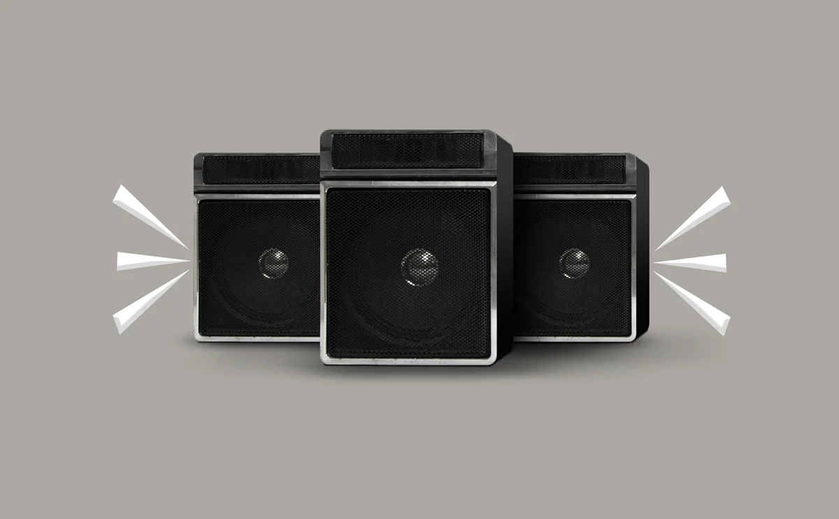 Três caixas acústicas alinhadas simbolizando um sistema de som line array