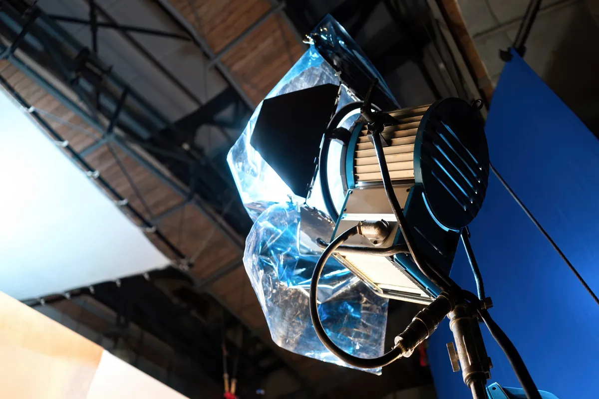 Massagem terapêutica na coxa para aliviar a dor e cansaço nas pernas, com foco no tecido muscular profundo.