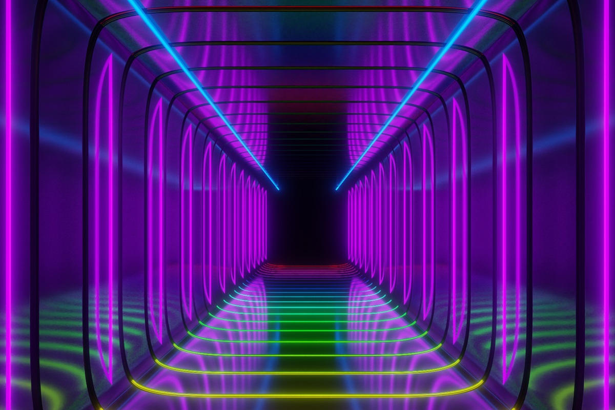 Túnel futurista iluminado com luzes de LED nas cores roxa, azul e verde, criando um efeito visual de profundidade e tecnologia moderna.