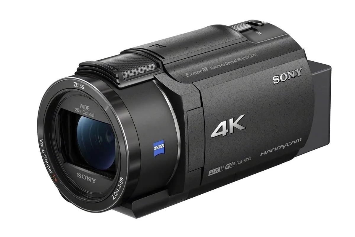 Câmera de vídeo Sony Handycam 4K preta com lente Zeiss e zoom óptico, vista em fundo branco