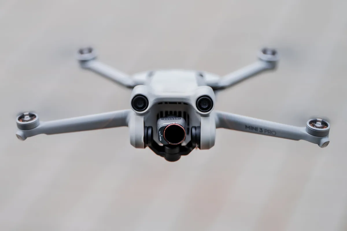 drone compacto com câmera frontal estabilizada em voo