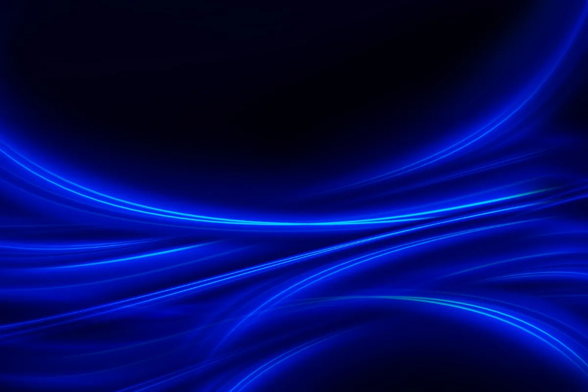 Linhas de luz azul em movimento formando ondas luminosas sobre fundo escuro.